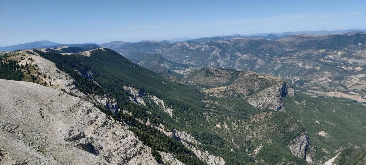 Gites Les Costoliers Châteauneuf-Miravail Екстериор снимка